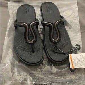 NWT Crocs sanrah metalblock flipflop